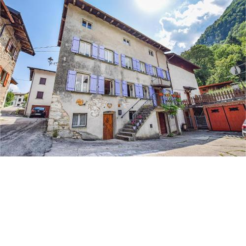 Amazing home in LASTEBASSE with 4 Bedrooms and WiFi
