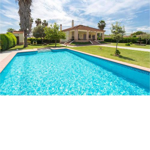 Amazing home in Los Palacios with Outdoor swimming pool, WiFi and 3 Bedrooms