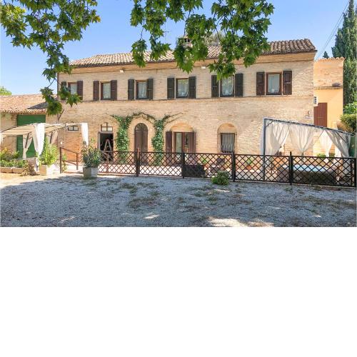 Amazing home in Macerata with Jacuzzi, WiFi and 5 Bedrooms