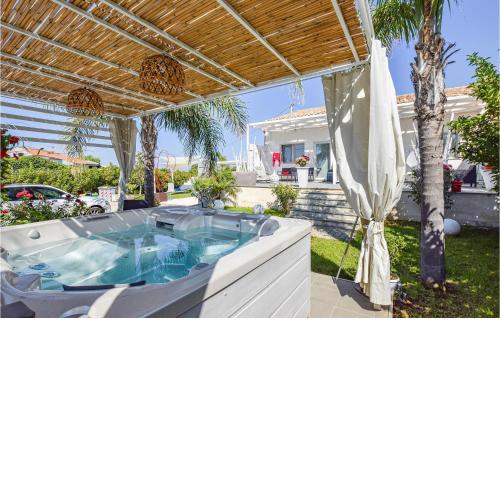 Amazing home in Marina di Ragusa with Jacuzzi, WiFi and Outdoor swimming pool