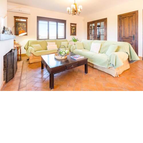 Amazing home in Morón de la Frontera w/ WiFi, Outdoor swimming pool and 5 Bedrooms