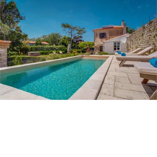 Amazing home in Osor w/ Outdoor swimming pool, Jacuzzi and 3 Bedrooms