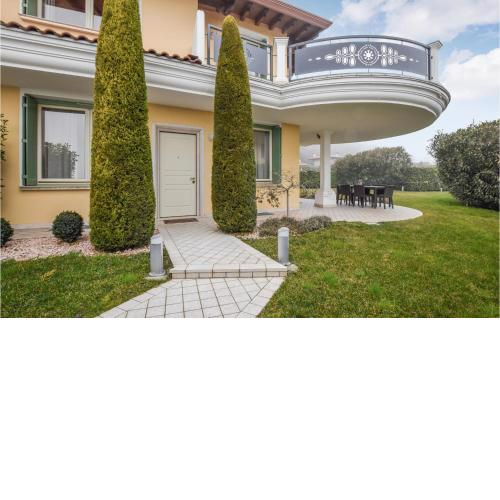 Amazing Home In Padenghe Sul Garda With Jacuzzi, Wifi And Swimming Pool
