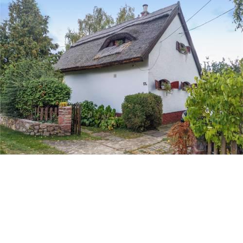 Amazing home in Révfülöp w/ 3 Bedrooms
