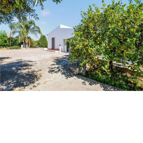 Amazing home in Siracusa with Outdoor swimming pool, WiFi and 2 Bedrooms