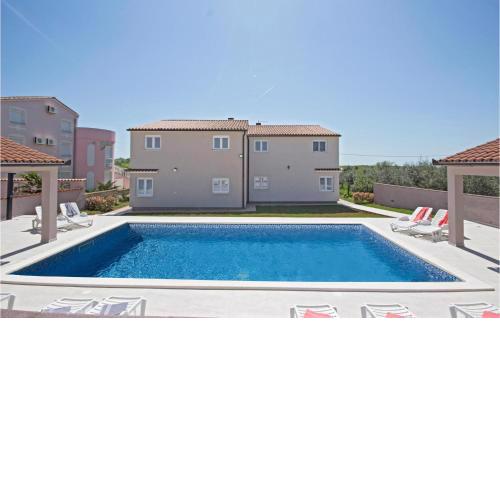 Amazing home in Valtura with 6 Bedrooms