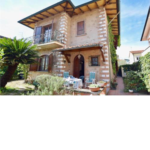 Amazing Home In Viareggio With Wifi And 3 Bedrooms