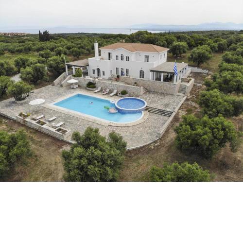 Amazing Villa with private pools and sea views