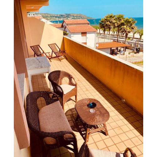Ampio appartamento con terrazza sul mare