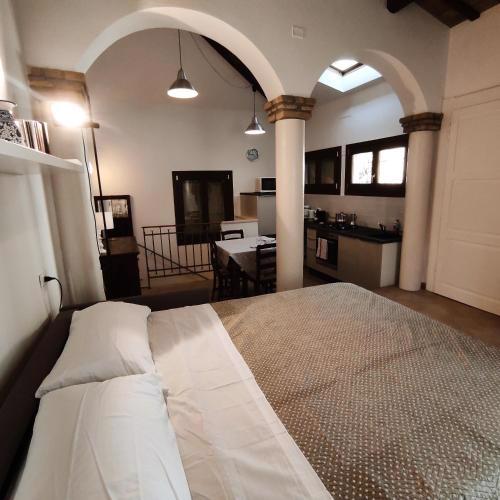 Ampio monolocale con terrazzo in centro storico
