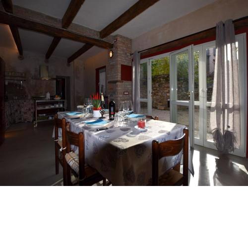 Ancient renovated farmstead with private equipped garden Only 3km from the lake