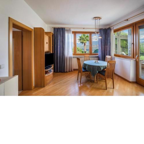 Annenhof Apt Spatz in der Hand