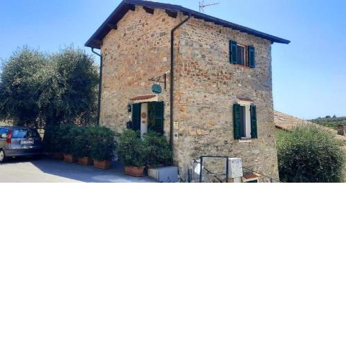 Antica casa in pietra tra mare e ulivi