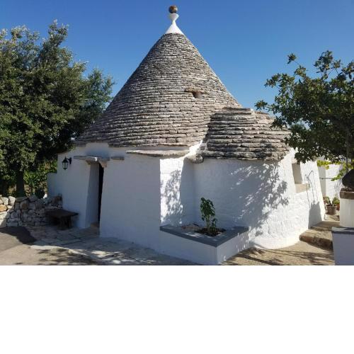 Antico trullo immerso nella campagna