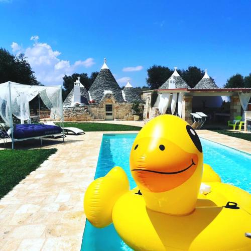 Antico trullo ristrutturato con piscina e giardino