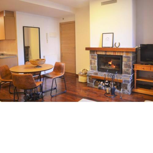 Apartament acollidor amb una gran llar de foc