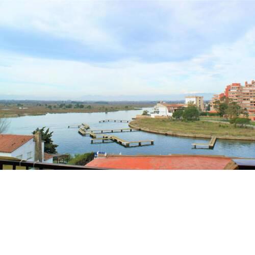 Apartamento cerca de la playa con vistas al canal