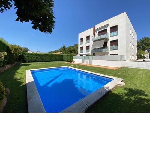 APARTAMENTO CON PISCINA COMUNITARIA, TERRAZA, AIRE ACONDICIONADO Y APARCAMIENTO