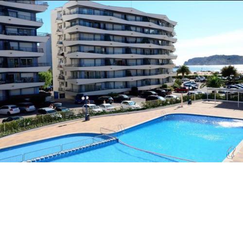 Apartamento con piscina y tenis. A 50m de la playa