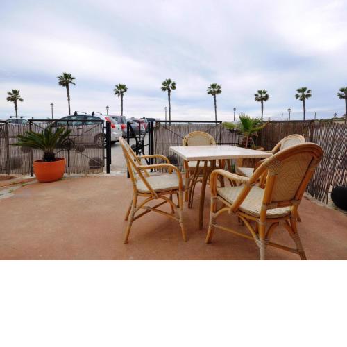 Apartamento con terraza frente al mar