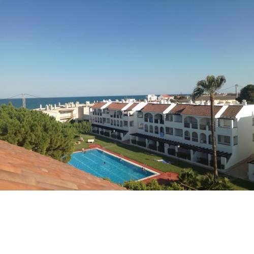 Apartamento con terraza privada y piscinas