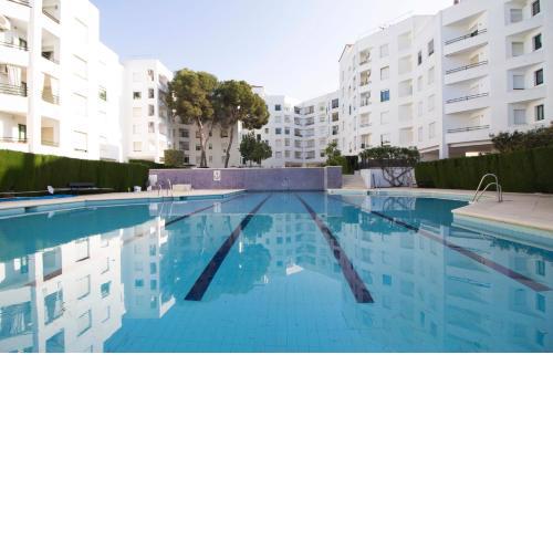 Apartamento con terraza y piscina a metros de la playa