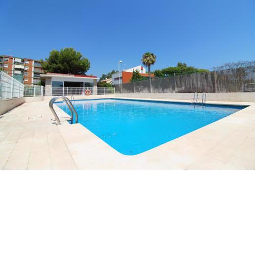 Apartamento con terraza y piscina a un paso de la playa