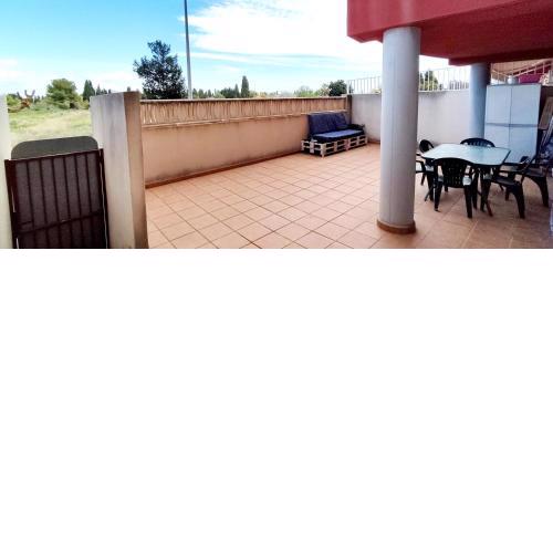 Apartamento con terraza y piscina