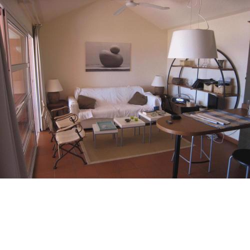 Apartamento con terraza y vistas al mar