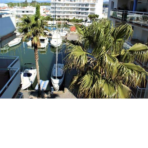 Apartamento con vistas al canal en residencia con piscina