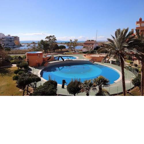 Apartamento con vistas al mar y a la piscina en Roses