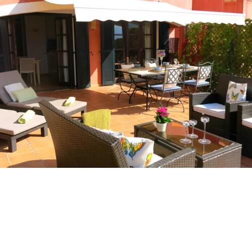 Apartamento en el Puerto de Sóller con gran terraza privada y vistas al mar. Piscina comunitaria. Localizado en un zona tranquila y muy soleada. Wifi gratis disponible. Parking.