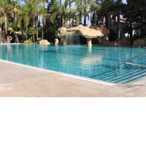 Apartamento en Hotel Guadalpin con piscina y terraza