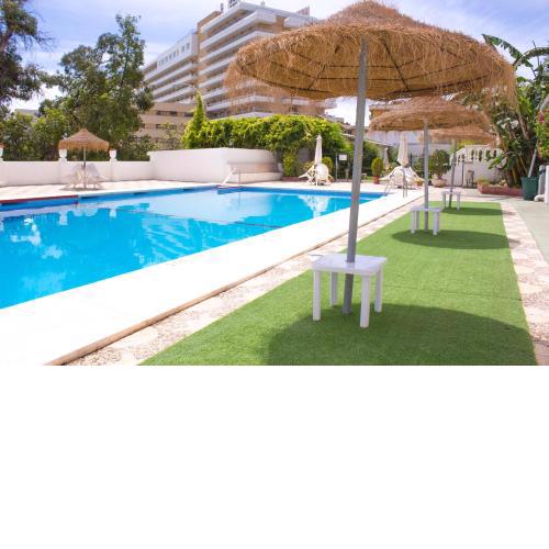 Apartamento en Playamar con terraza y piscina