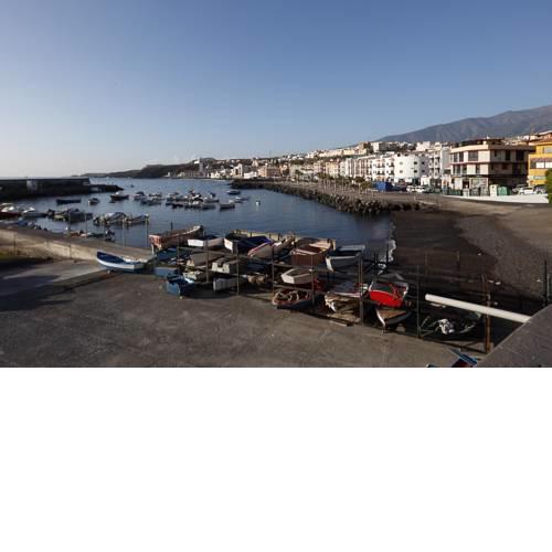 Apartamento frente al Puerto de Candelaria a 20 metros de la playa.