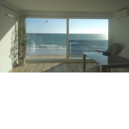 Apartamento nuevo encima de la arena, primera línea playa WiFi