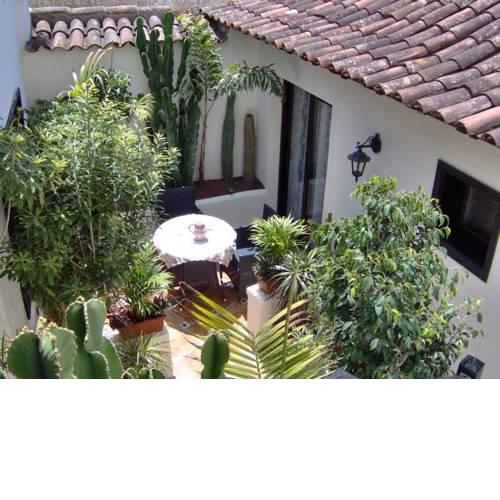Apartamentos-Monasterio-de-San-Antonio-Rustikales-Apartment-mit-kleiner-Terrasse-im-Innenhof