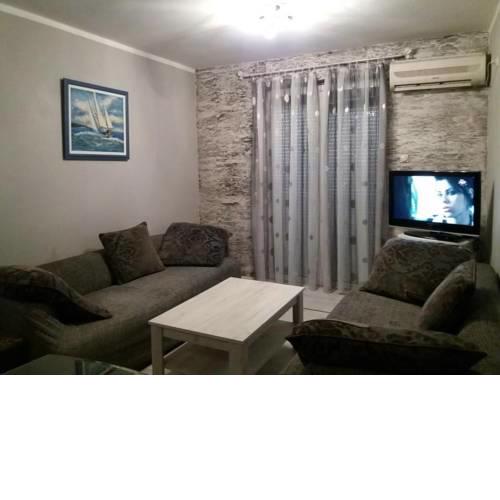 Apartman sa tri spavaće sobe nedaleko od centra