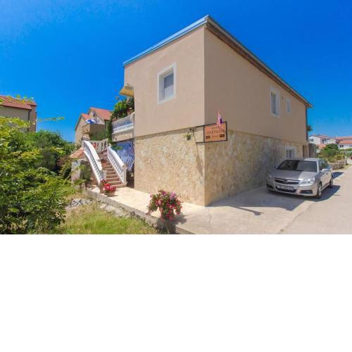 Apartment and Rooms Mirella