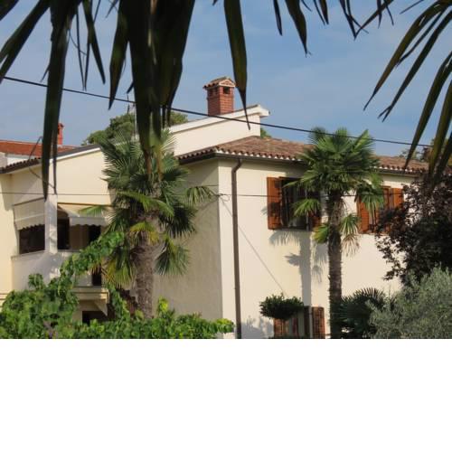 Apartment Banko A6 with large garden near the sea