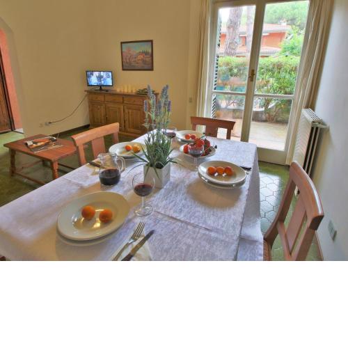 Apartment by the sea in special surroundings