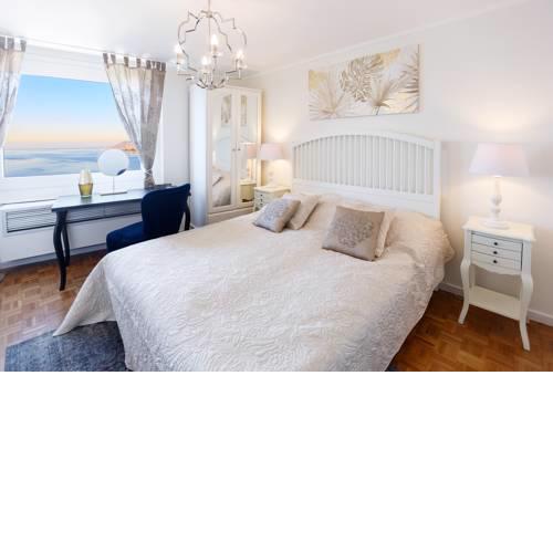 Apartment central top floor, 2 bedroom,1 bath, lake view