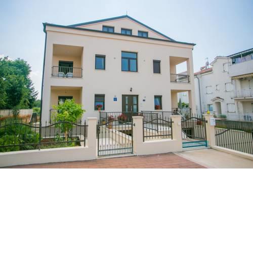 Apartment Complex Sara in Veli Maj