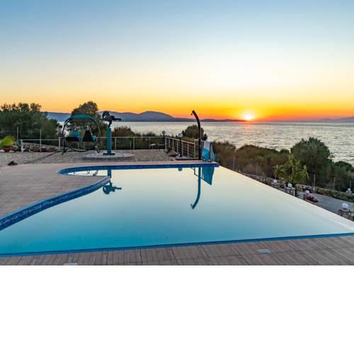 Apartment, directly on private beach, swimming pool + jacuzzi on Amvrakikos Bay