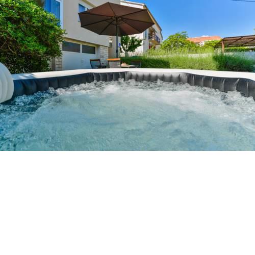 Apartment Dora with JACUZZI