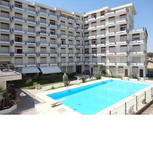 Apartment for 4 people with swimming pool facing the beach