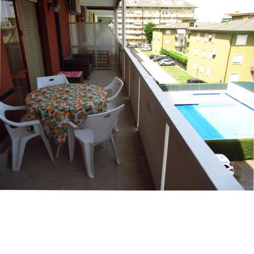 Apartment For 4 People With Swimming pool