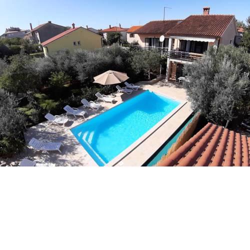 Apartment for 8 with big pool and spacious garden