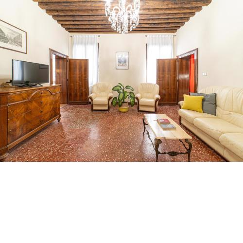 Apartment in a Historic Venetian Building