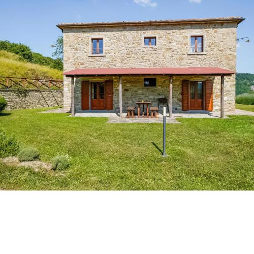 Apartment in a holiday home in Anghiari with a view of the hills